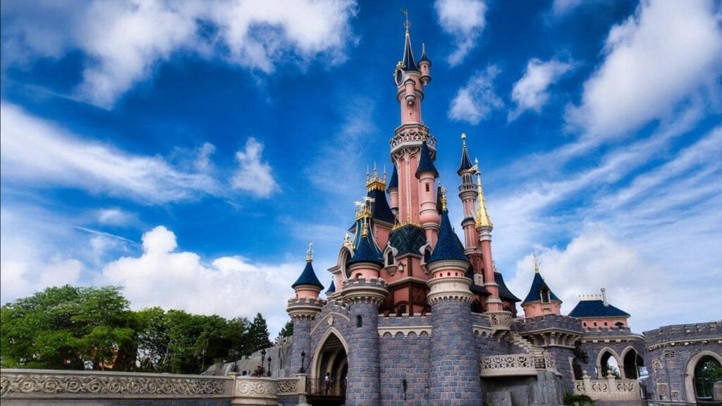 Disney face à une crise tarifaire : le rêve devient-il inaccessible pour la classe moyenne ?